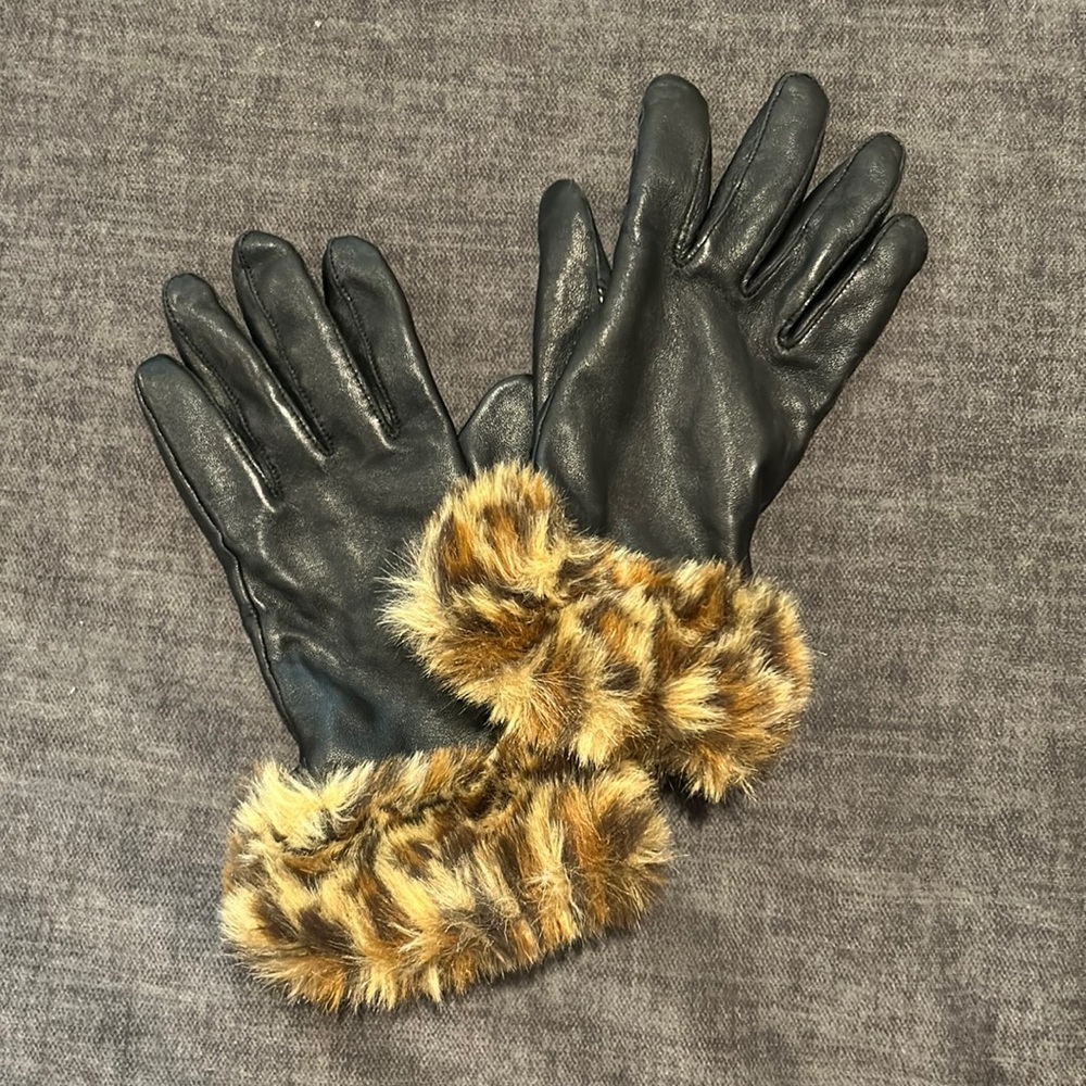Women’s leather gloves with faux leopard fur, medium